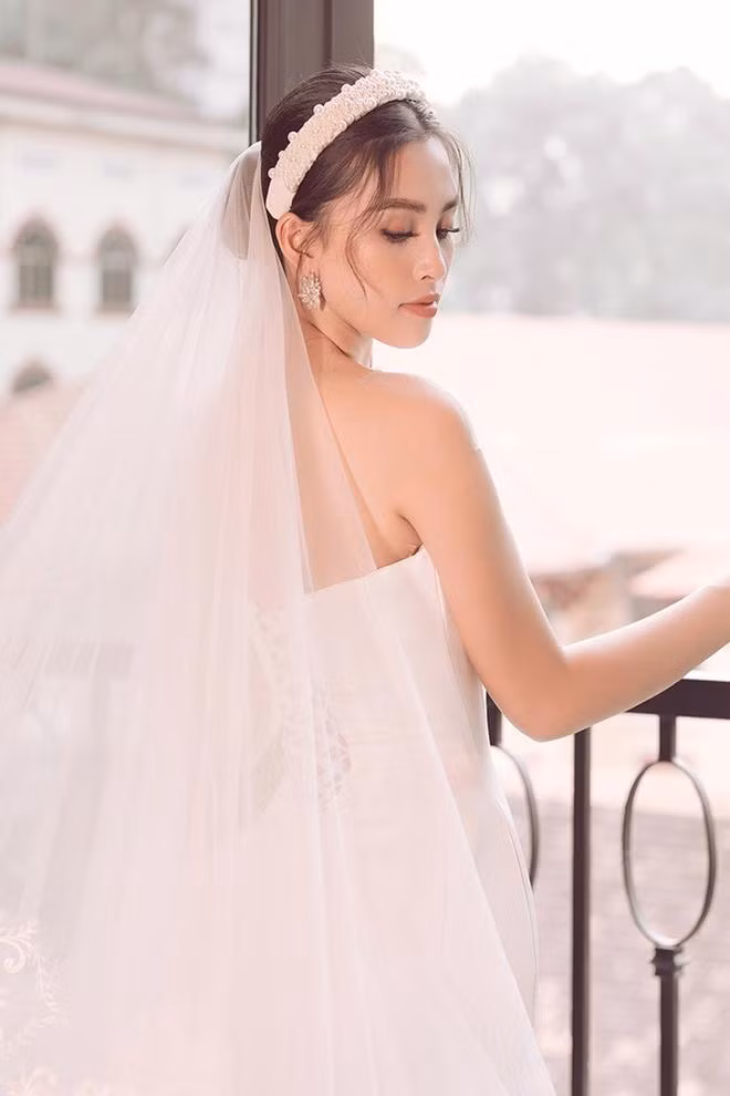 Những mẫu váy cưới lộng lẫy khoe triệt để lợi thế hình thể hoàn hảo của Tiểu Vy.