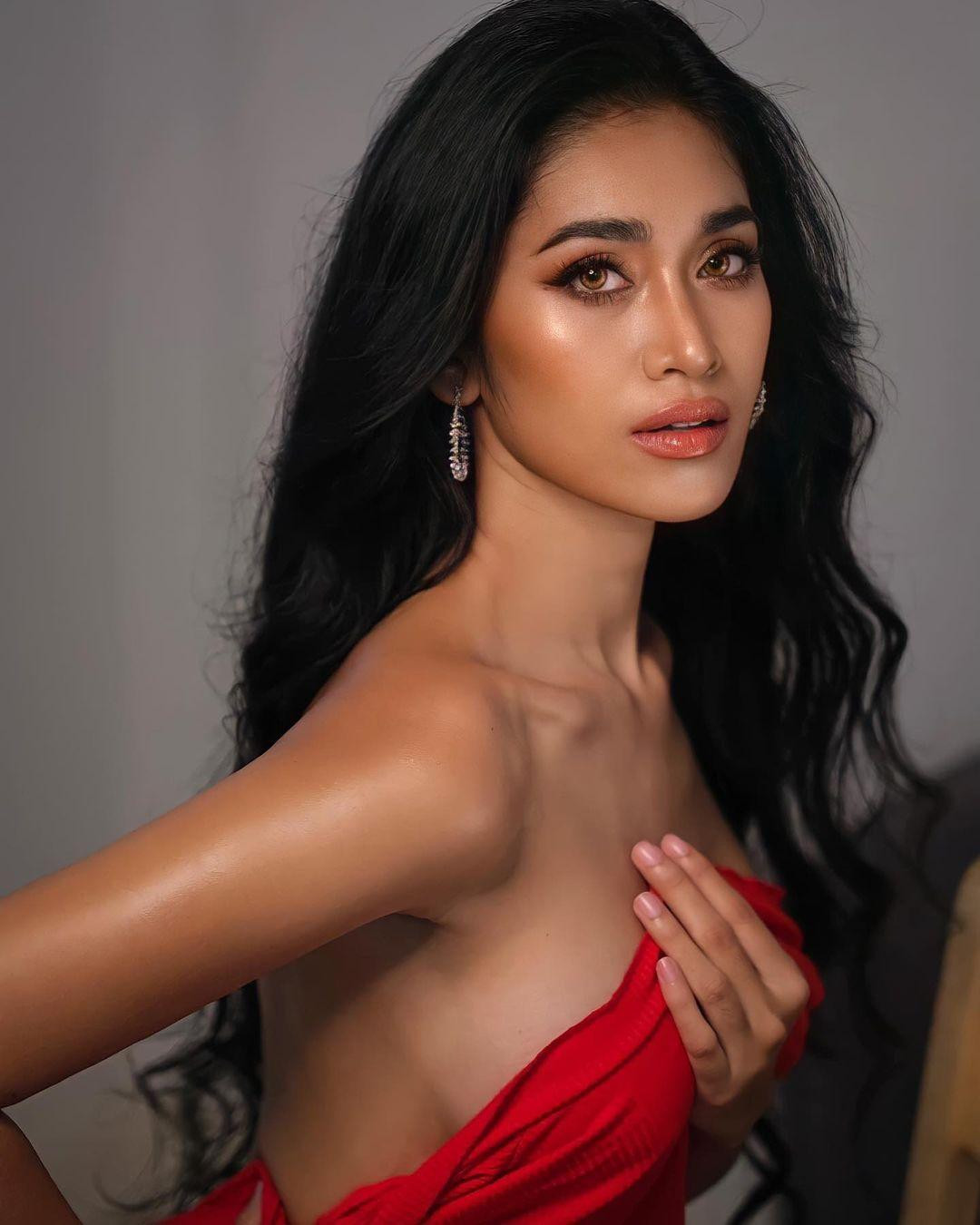 Nàng hậu năm nay 23 tuổi, sở hữu chiều cao 1m75 và nhan sắc cực kỳ nóng bỏng. Nàng hậu năm nay 23 tuổi, sở hữu chiều cao 1m75 và nhan sắc cực kỳ nóng bỏng.