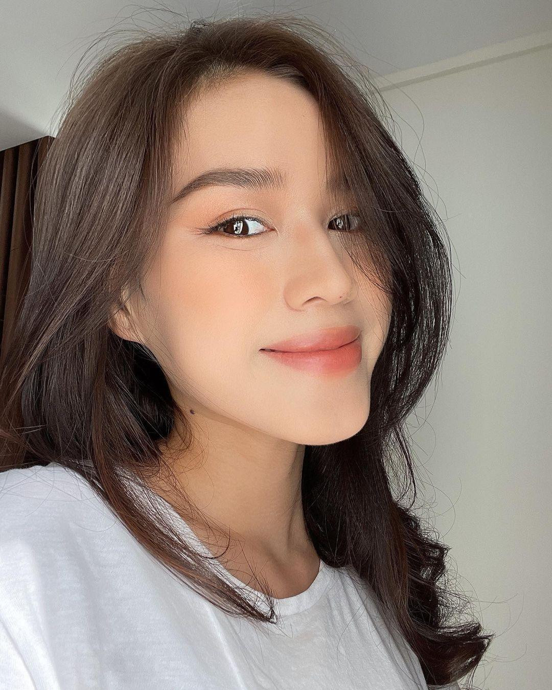 Hoa hậu Việt Nam 2020 ghi điểm với nhan sắc ngọt ngào. Cô đang tích cực chuẩn bị cho cuộc thi Miss World 2021.