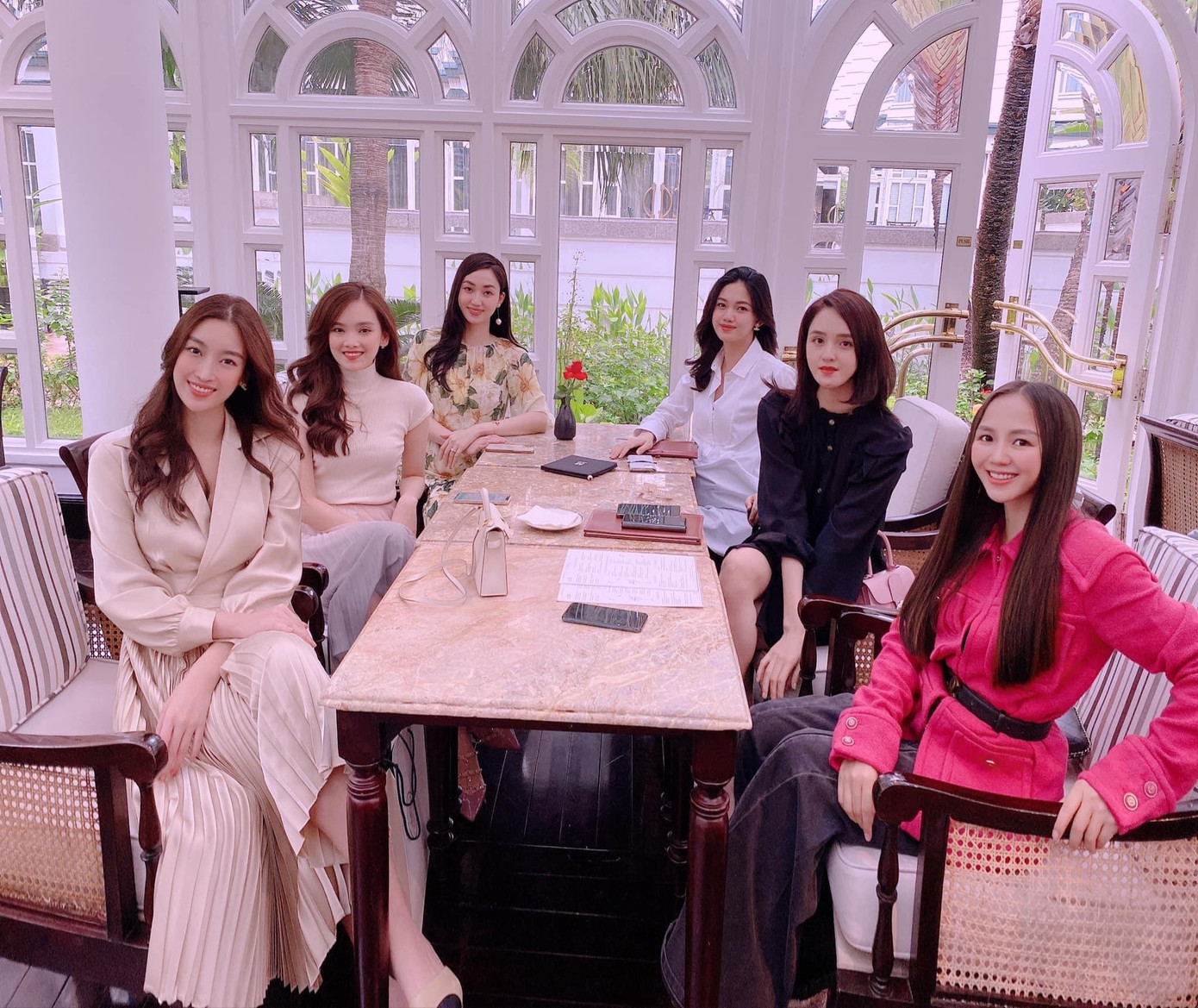 Hội chị em 'bông hậu' hội ngộ mừng sinh nhật Hoa hậu Đỗ Mỹ Linh.