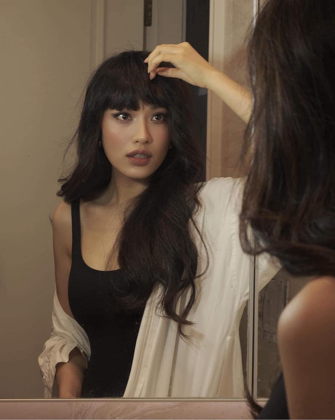 Á hậu Lệ Hằng mới mẻ, quyến rũ với tóc mái ngang. Á hậu Lệ Hằng mới mẻ, quyến rũ với tóc mái ngang.