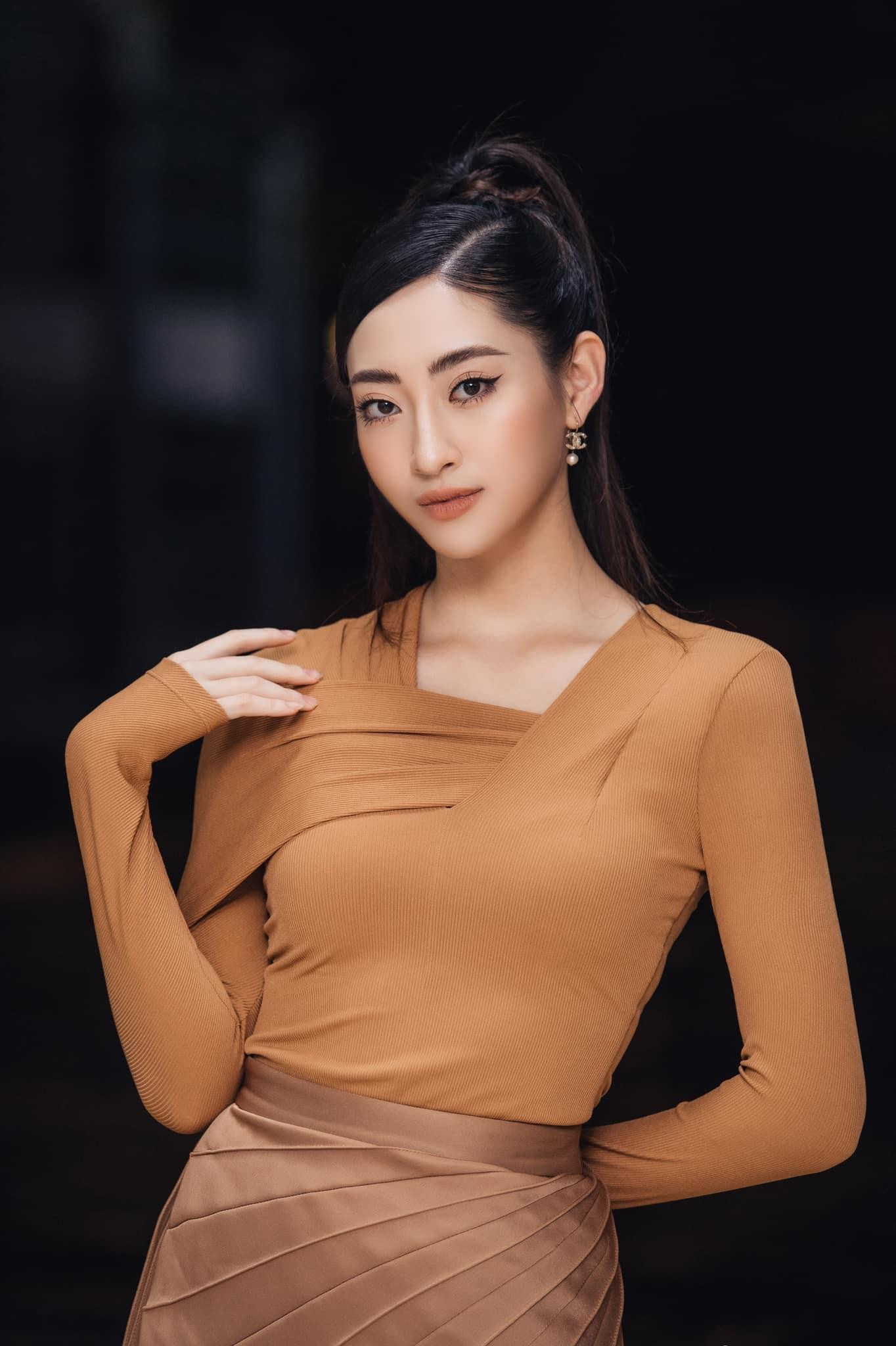 Bộ trang phục với thiết kế lạ mắt giúp Miss World Vietnam 2019 khoe vóc dáng quyến rũ.