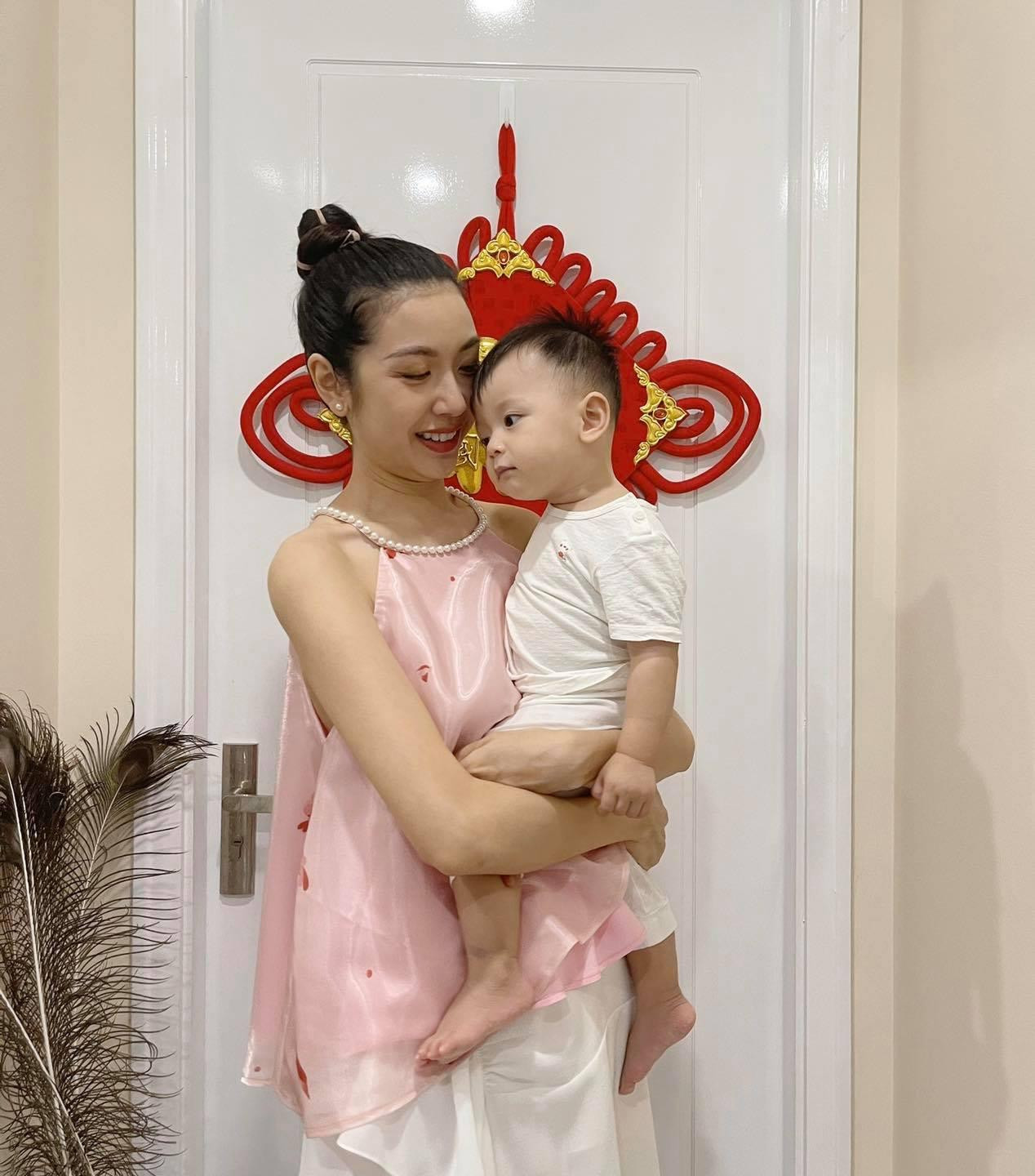 Á hậu Thuý Vân khoe ảnh đáng yêu bên cậu quý tử.