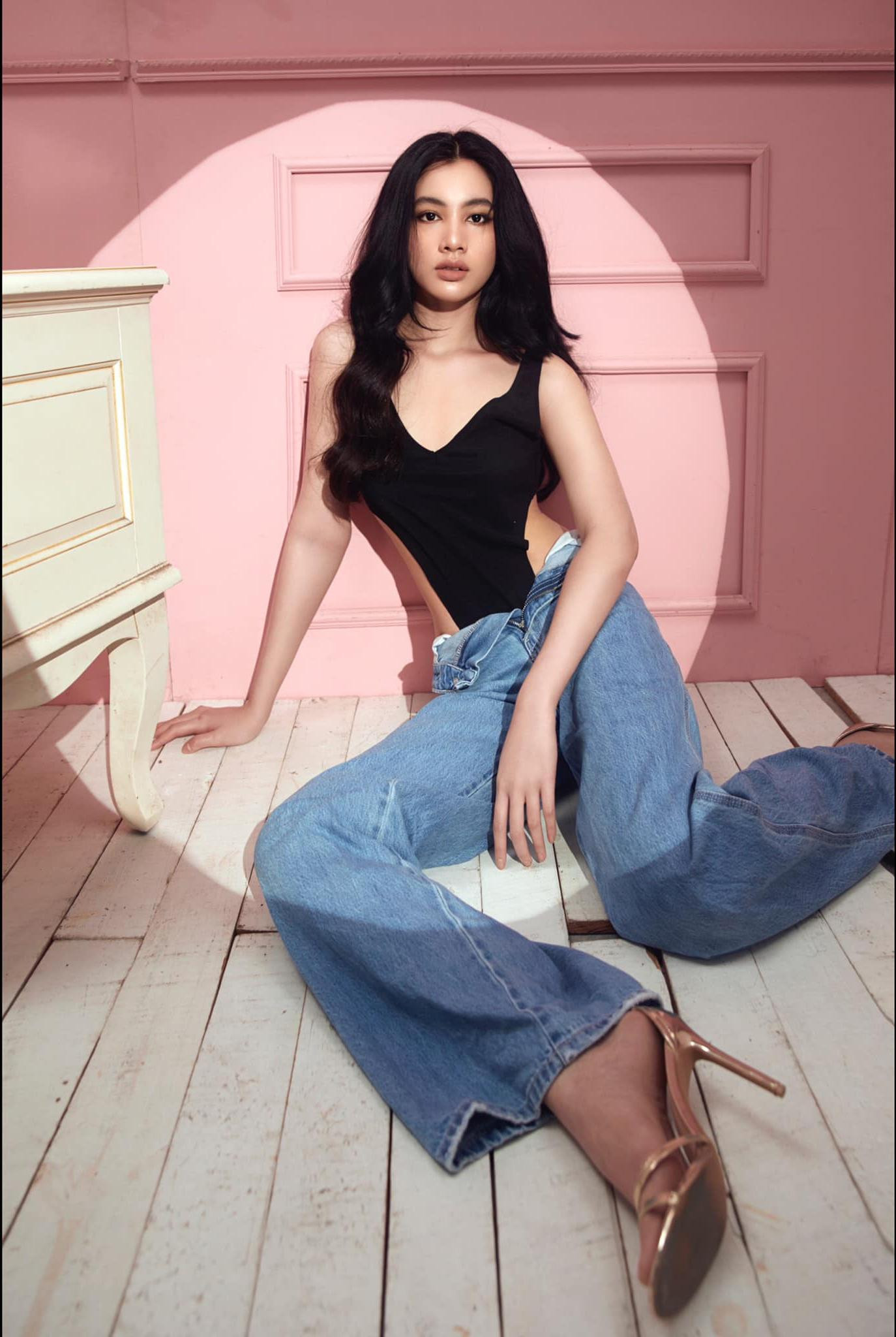 Người đẹp Cẩm Đan khoe nhan sắc xinh đẹp, gợi cảm với bộ trang phục lạ mắt.