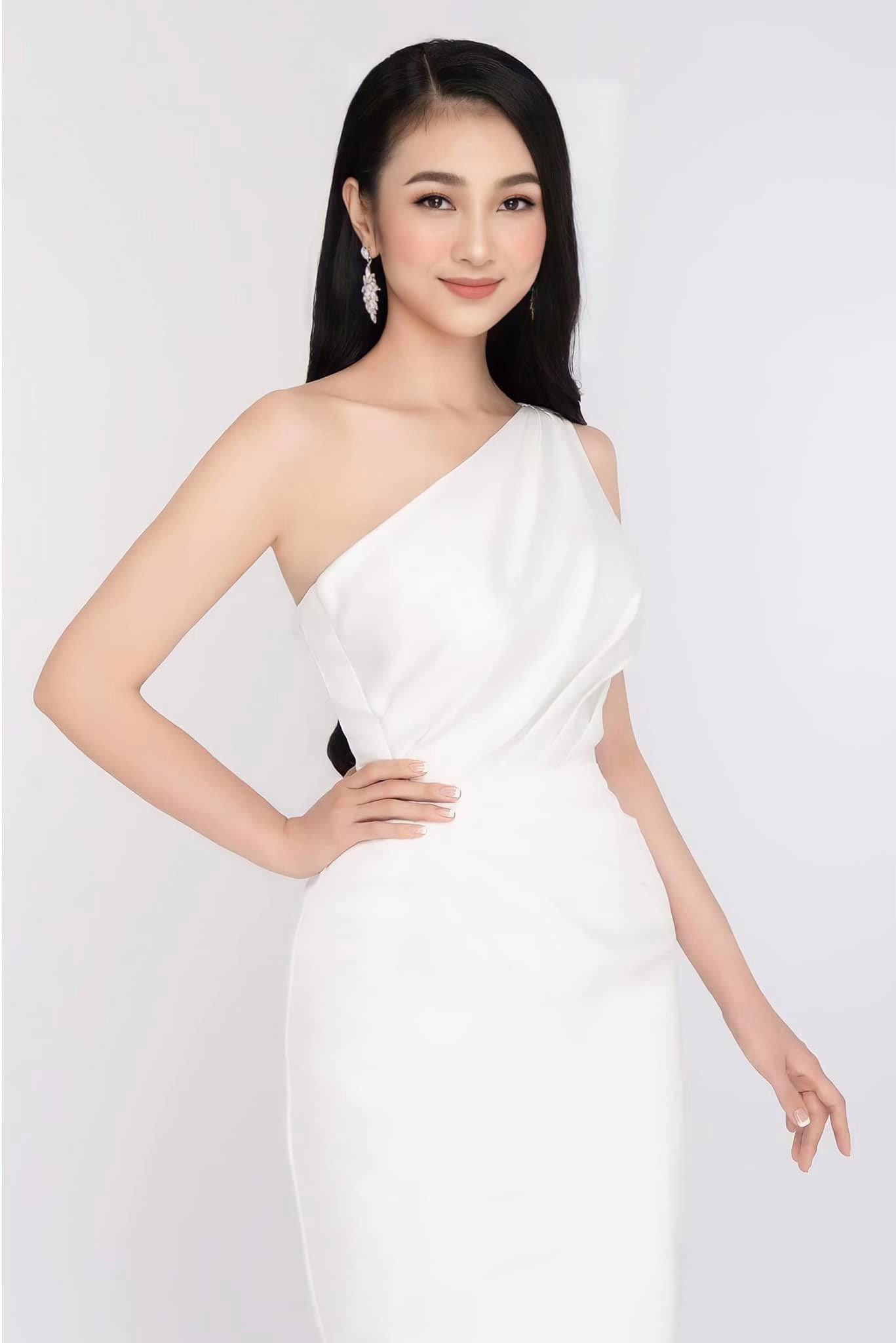 Nhan sắc của người đẹp từng được coi là 'bản sao' của Hoa hậu Nguyễn Thị Huyền ngày càng mặn mà, xinh đẹp sau khi kết hôn. Nhan sắc của người đẹp từng được coi là 'bản sao' của Hoa hậu Nguyễn Thị Huyền ngày càng mặn mà, xinh đẹp sau khi kết hôn.