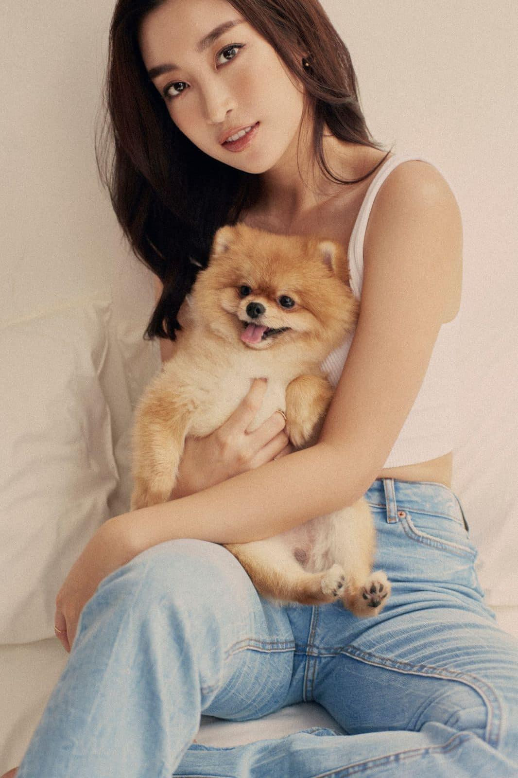 Lựa chọn phong cách đơn giản, nữ tính, Đỗ Mỹ Linh như muốn khẳng định sự trưởng thành và chín chắn khi bước sang tuổi mới.