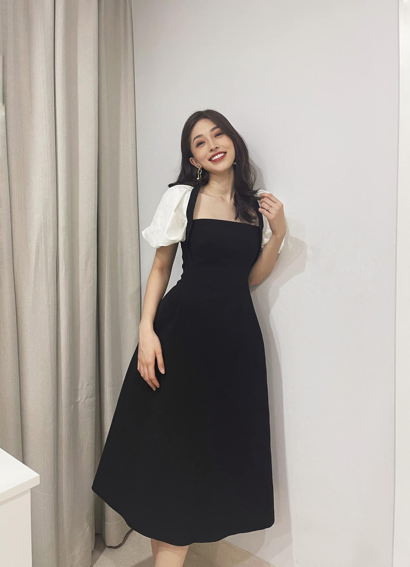 Á hậu Phương Nga thanh lịch, yêu kiều trong bộ váy tông màu đen-trắng.