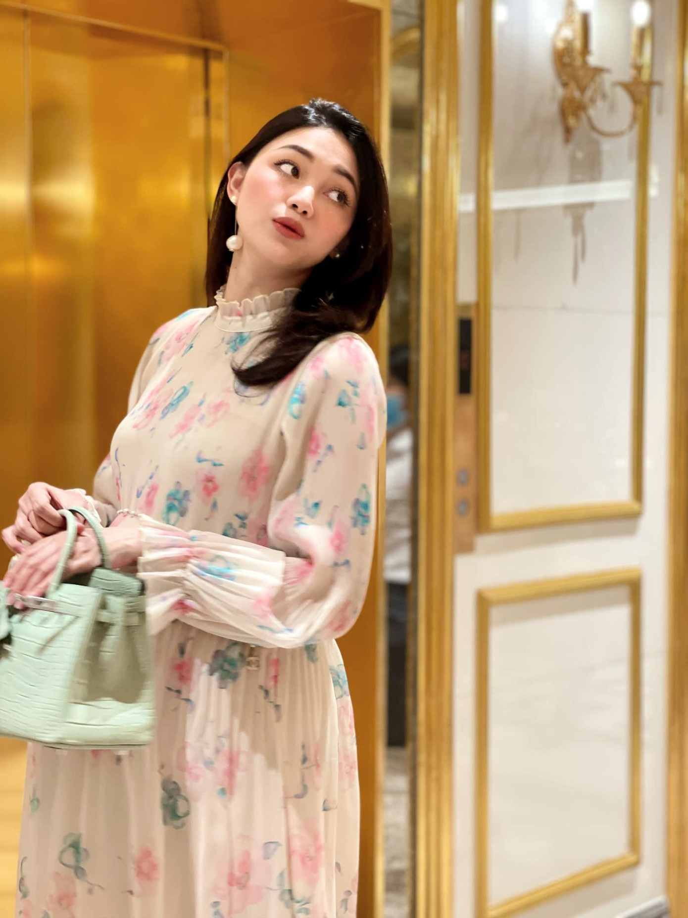 Á hậu Thanh Tú xinh đẹp, duyên dáng dù đang mang bầu ở những tháng cuối.