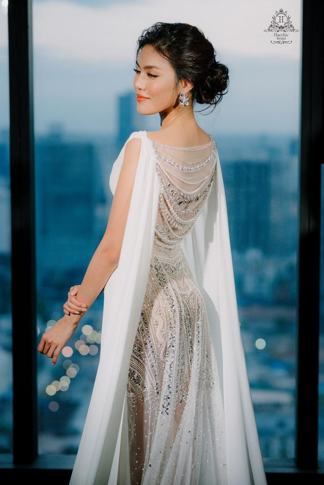 Cô cũng cực kỳ xinh đẹp, kiều diễm khi hoá thành cô dâu trong chính ngày cưới của mình.