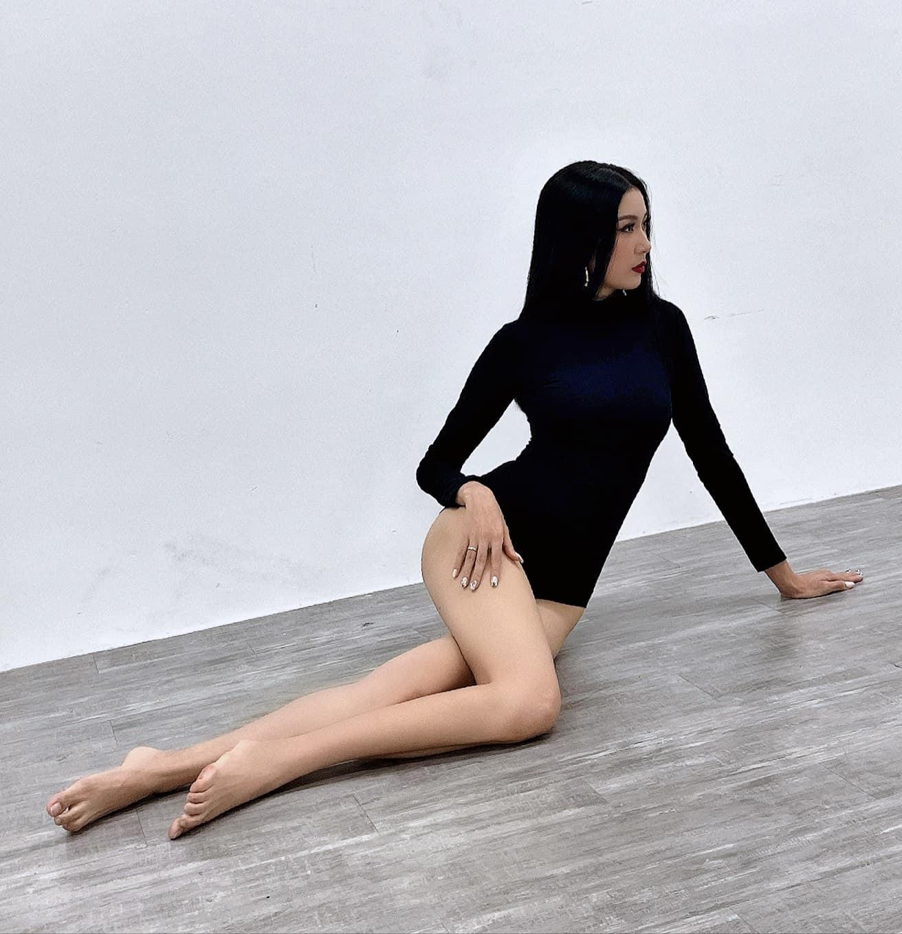 Á hậu Thuý Vân diện trang phục táo bạo khoe trọn đôi chân dài quyến rũ.