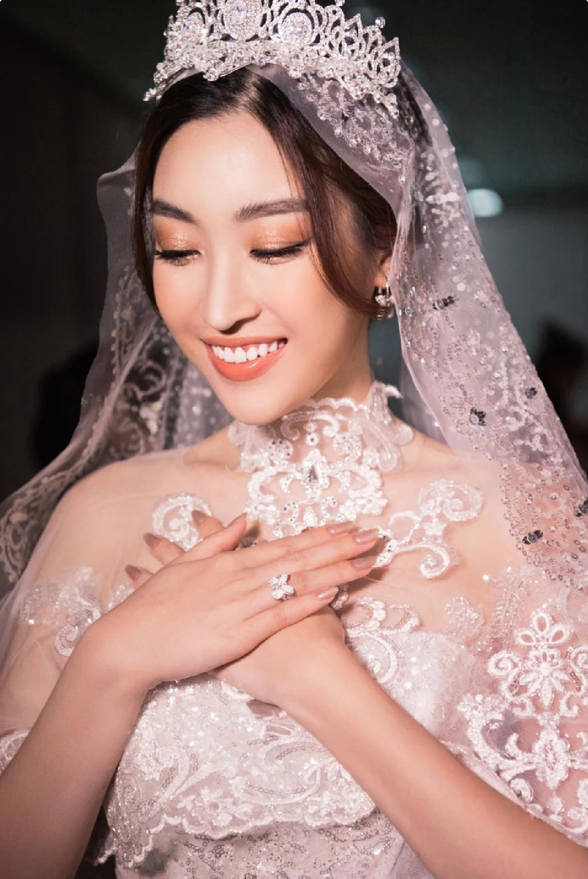 Bộ váy cưới lấp lánh được đính kết cầu kỳ, tỉ mỉ đi kèm vương miện lộng lẫy khiến Đỗ Mỹ Linh xinh đẹp như một &apos;nữ thần&apos; trong truyện cổ tích.