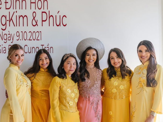 Sarah Rose Summers và các khách mời mặc áo dài trong đám cưới.