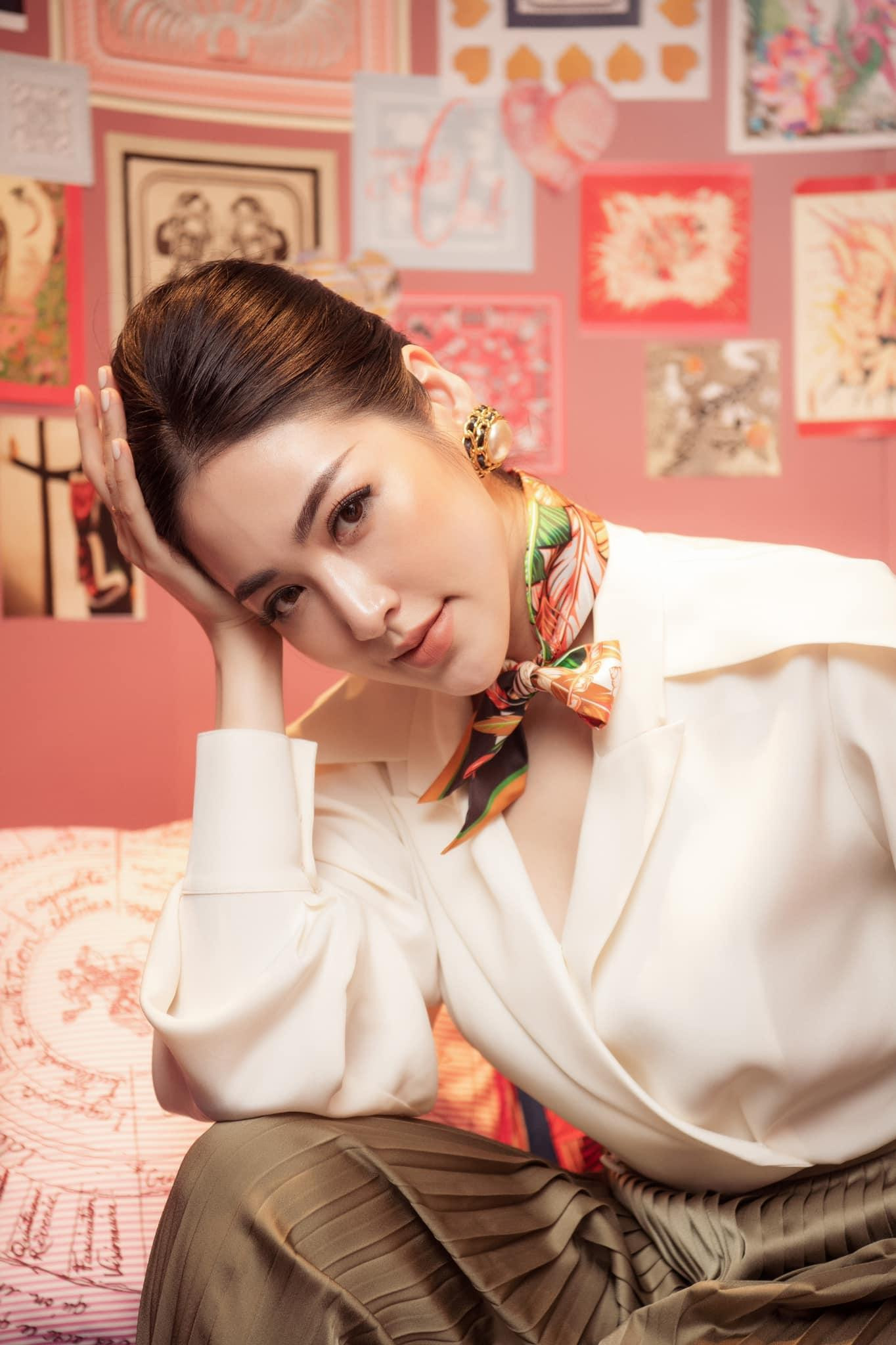 Á hậu Tú Anh hoá quý cô yêu kiều với set đồ thanh lịch, kín đáo.