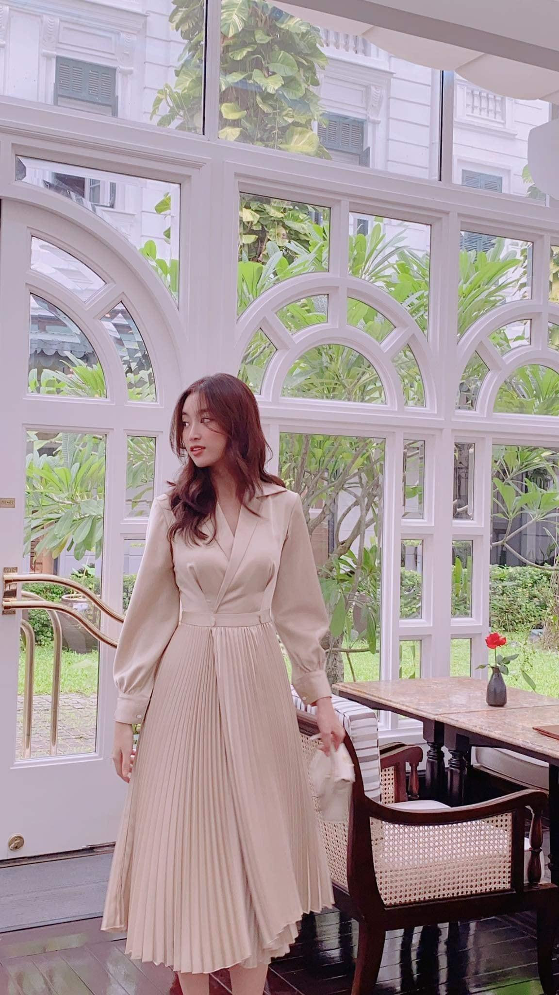 Hoa hậu Việt Nam 2016 đẹp như tiểu thư với bộ váy xếp ly tông màu nude đẹp mắt.