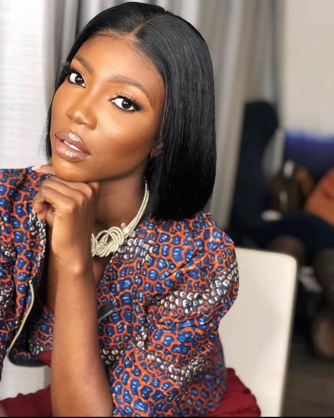 Vẻ đẹp ấn tượng của cô được các fans ví như &apos;búp bê da màu&apos;.