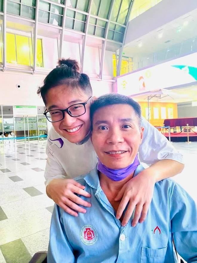 Con trai vào thăm NSND Công Lý trong ngày sinh nhật. Con trai vào thăm NSND Công Lý trong ngày sinh nhật.