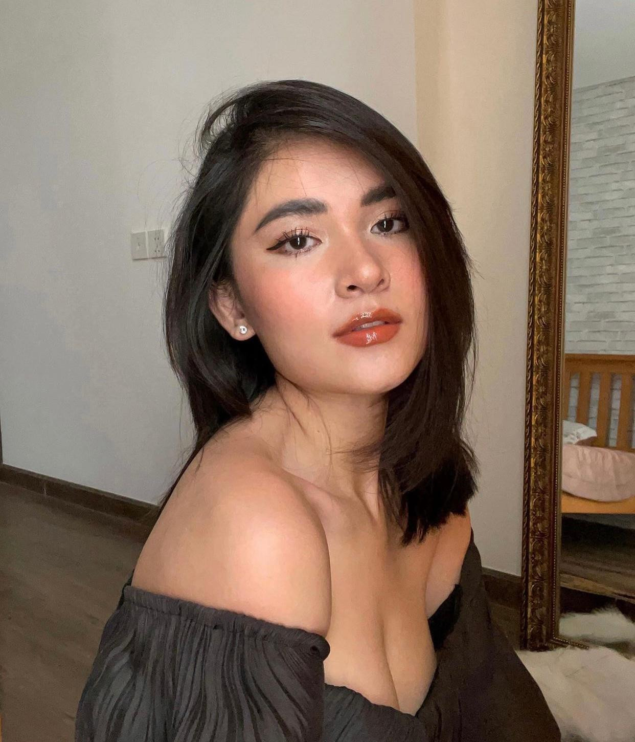 Nhan sắc ngày càng gợi cảm và quyến rũ của Á hậu Việt Nam 2016 nhận được nhiều sự khen ngợi từ người hâm mộ.