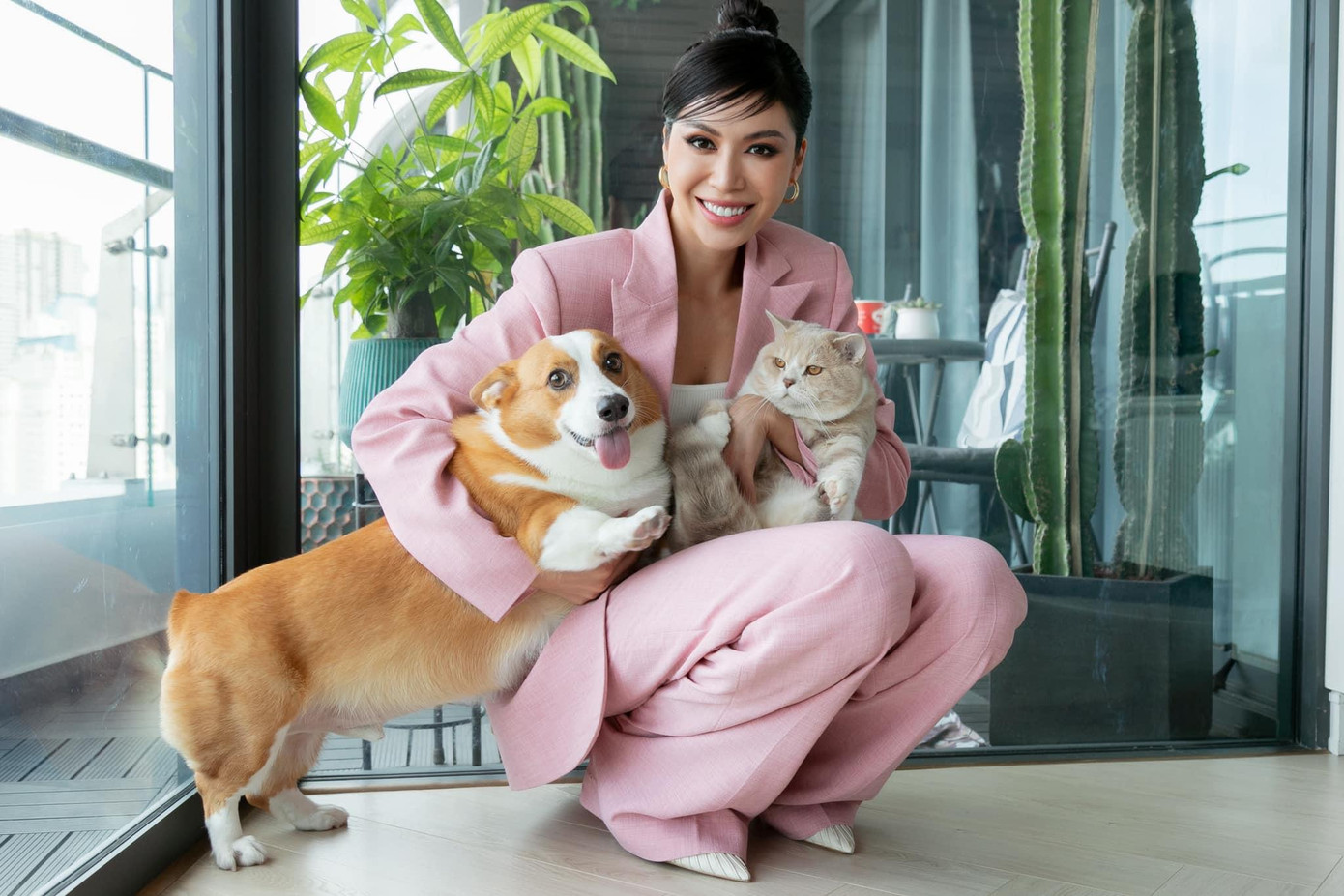 Minh Tú khoe hai thú cưng đáng yêu khiến các fans thích thú. Minh Tú khoe hai thú cưng đáng yêu khiến các fans thích thú.