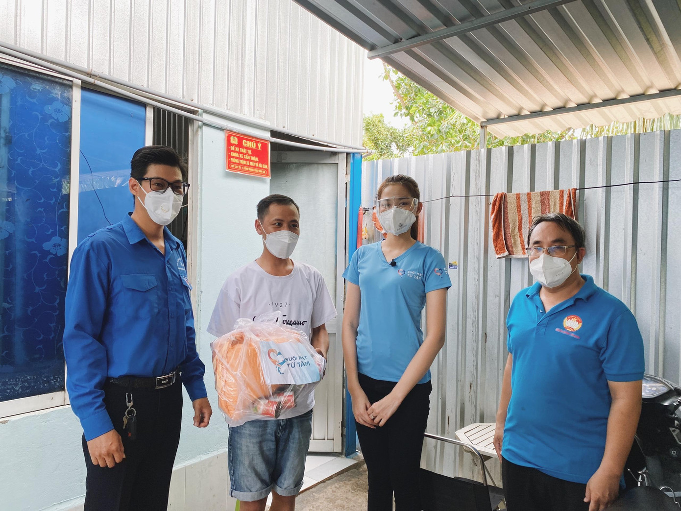 Hoa hậu Đỗ Thị Hà giản dị trong màu áo xanh đi cứu trợ người nghèo sau mùa dịch ở TP. HCM