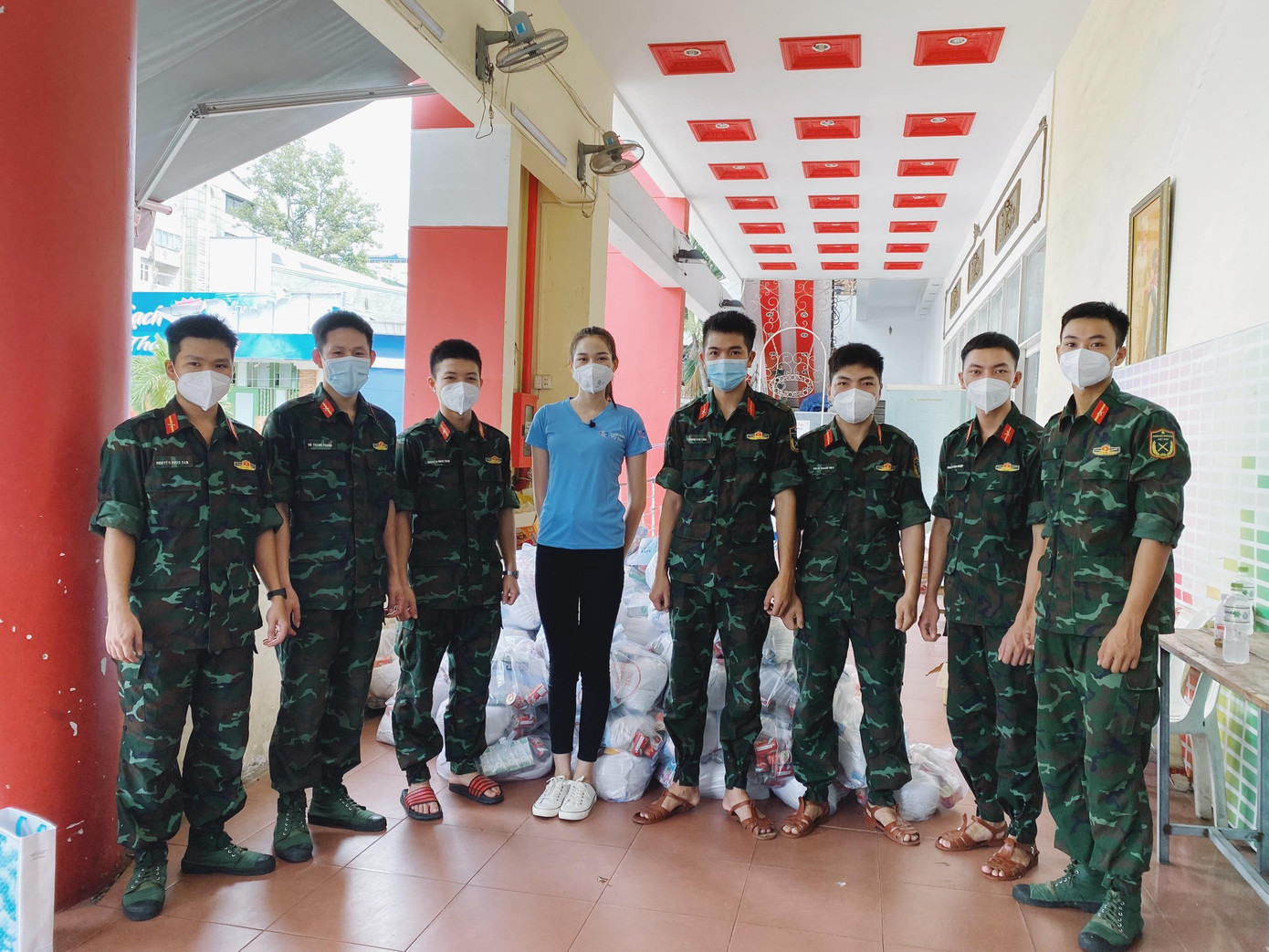 Đỗ Thị Hà nhận được sự giúp sức từ các chiến sĩ bộ đội trong quá trình từ thiện.