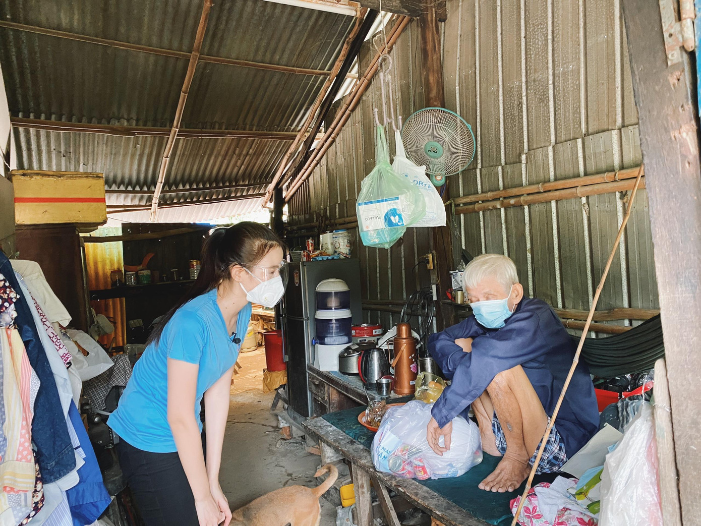 Đỗ Thị Hà trao quà cho người dân nghèo ở TP. HCM.