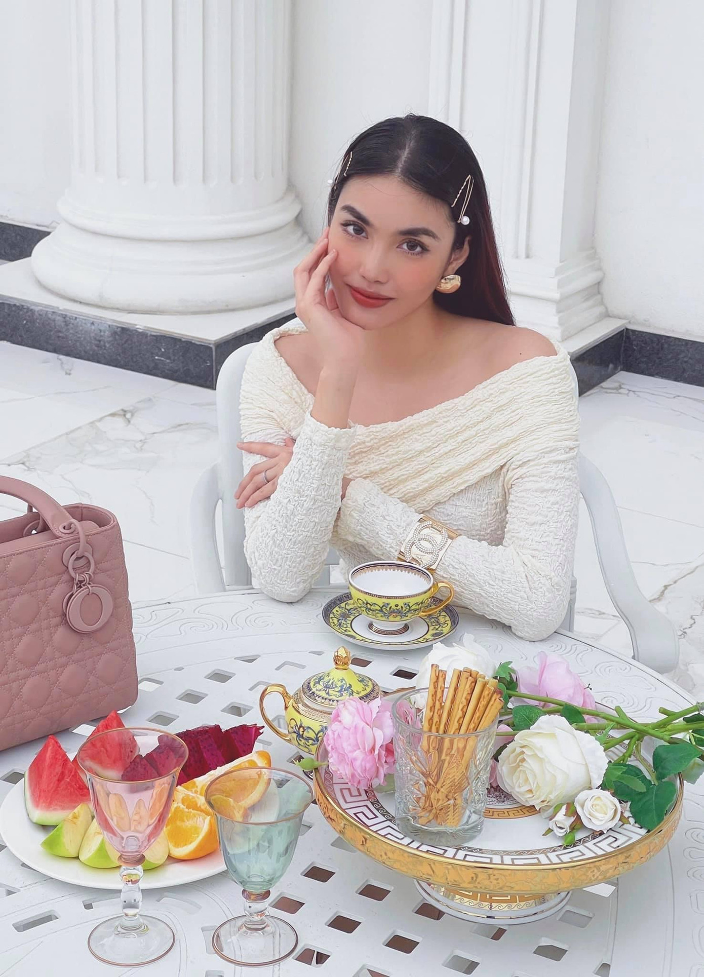 Hoa khôi Lan Khuê đẹp mơ màng như tiểu thư với chiếc váy trễ vai gợi cảm.