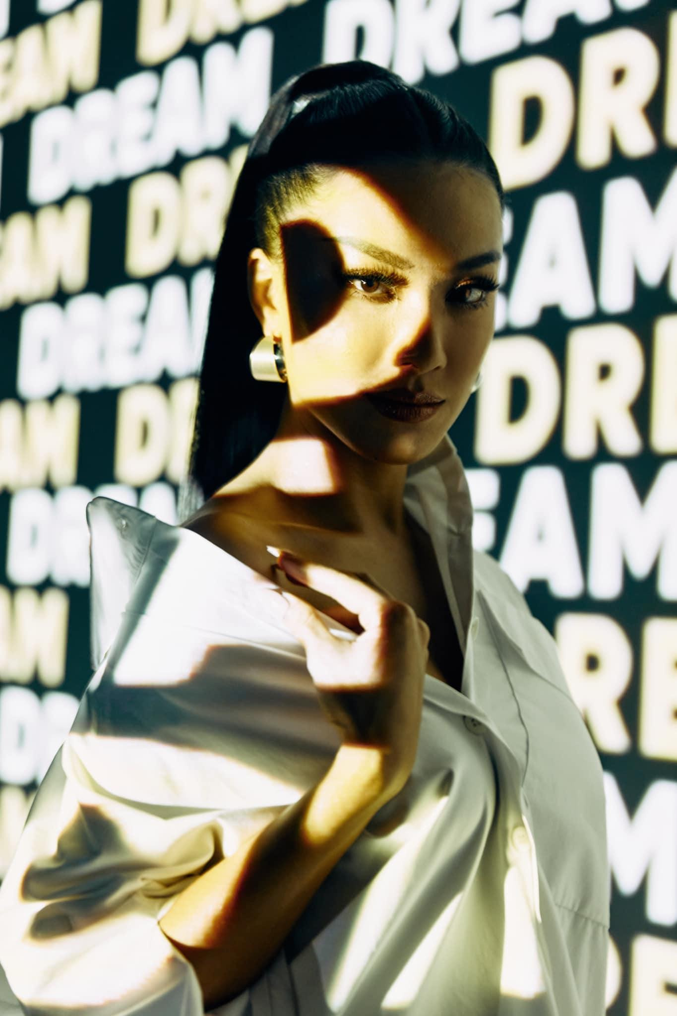 Á hậu Kim Duyên cá tính, nóng bỏng trong hình ảnh mới. Á hậu Kim Duyên cá tính, nóng bỏng trong hình ảnh mới.