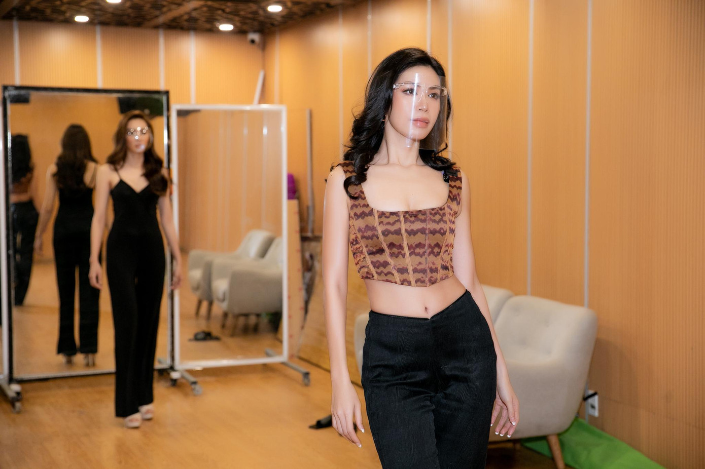 Từng là đại diện của Việt Nam tại cuộc thi nhan sắc quốc tế, Minh Tú vui vẻ nhận lời hướng dẫn catwalk cho Thùy Tiên trong giai đoạn “nước rút”.