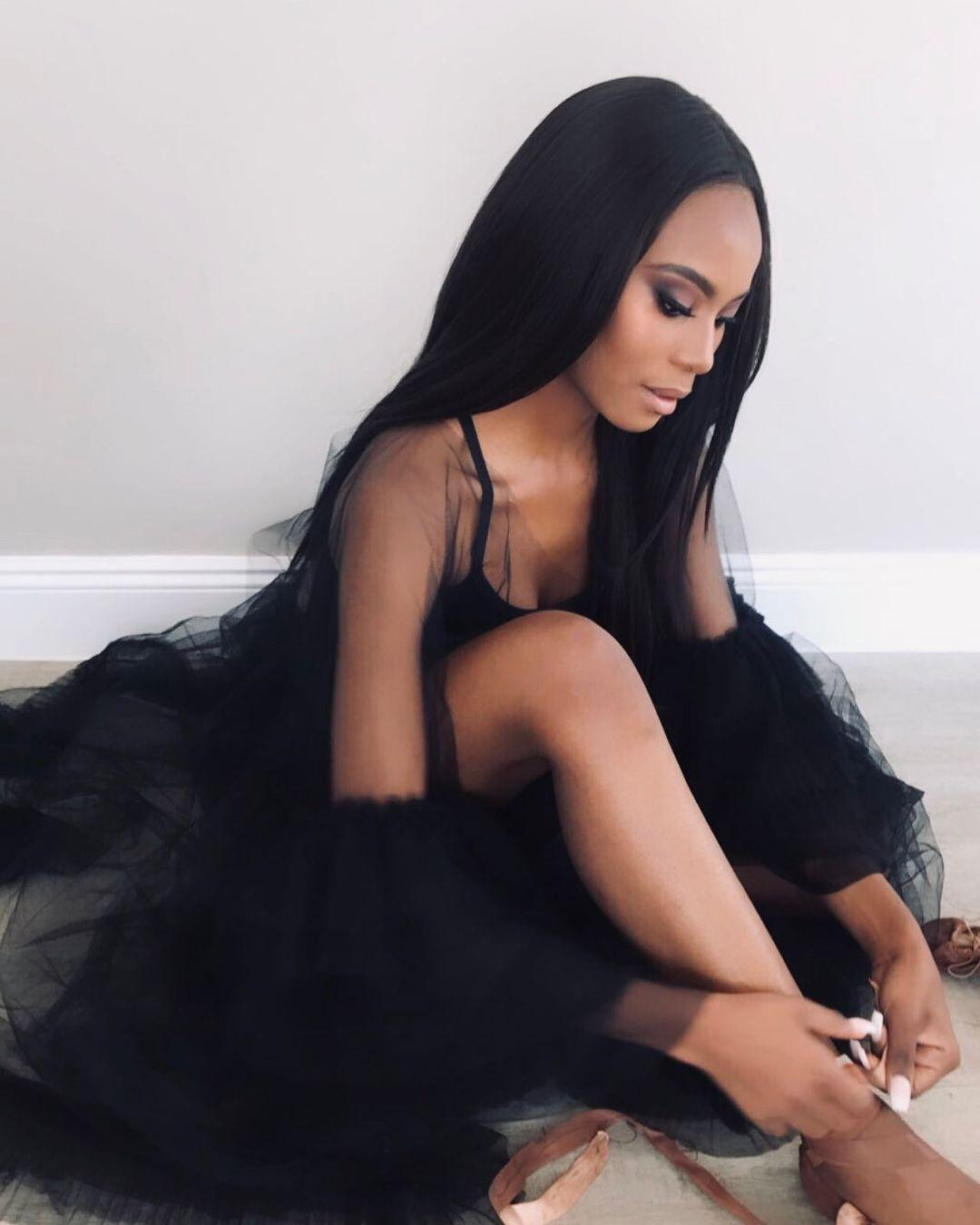 Lalela Mswane đã tốt nghiệp cử nhân Luật tại Đại học Pretoria. Trước khi đăng quang, Lalela Mswane là người mẫu chuyên nghiệp và ký hợp đồng với công ty Alushi Models.