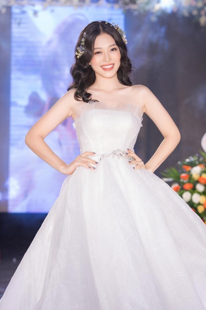 Á hậu Phương Nga cũng là một cô dâu cực kỳ xinh đẹp, kiêu sa với thiết kế váy cưới cúp ngực gợi cảm.