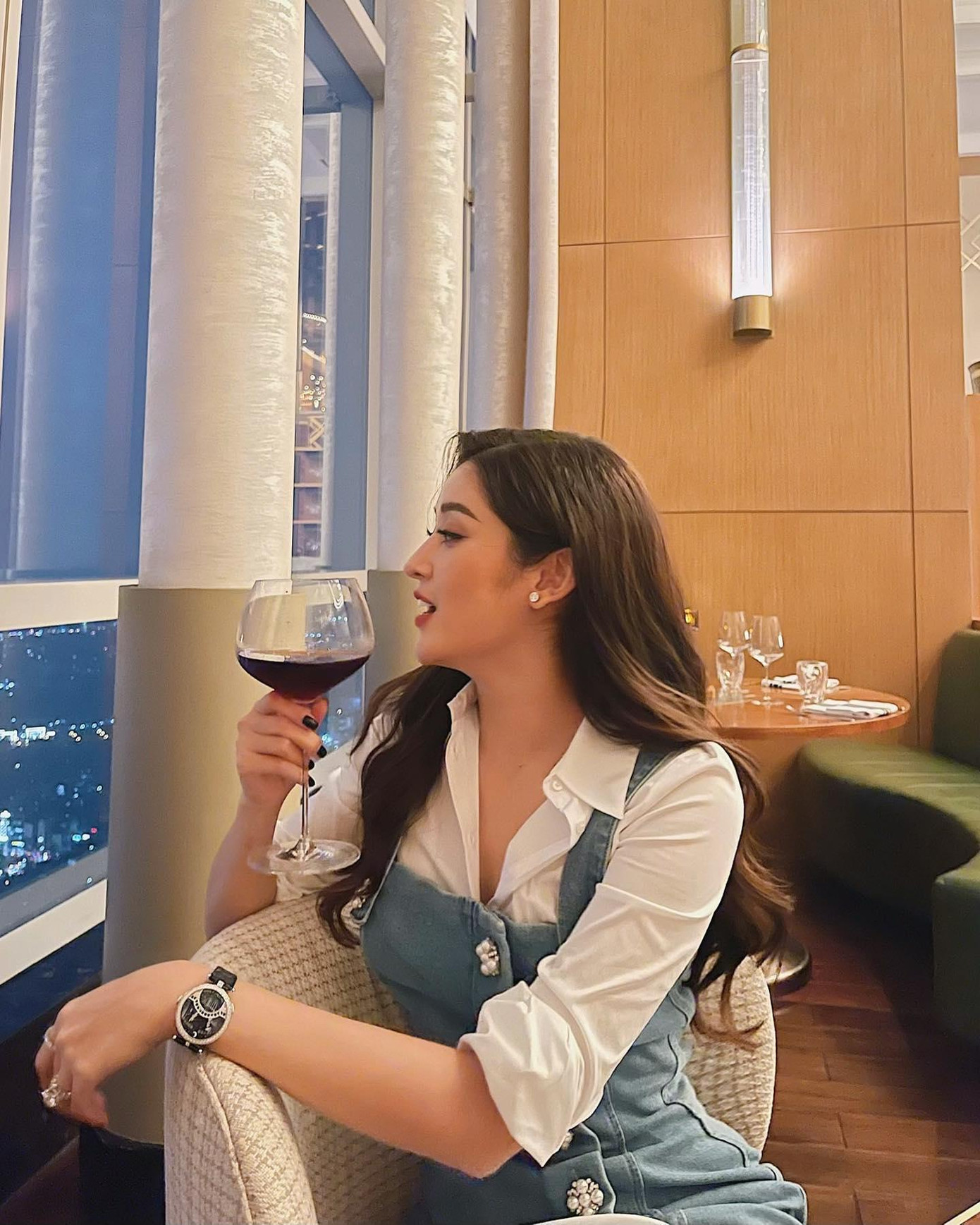 Á hậu Huyền My khoe khoảnh khắc đáng yêu khi được mẹ chụp ảnh.