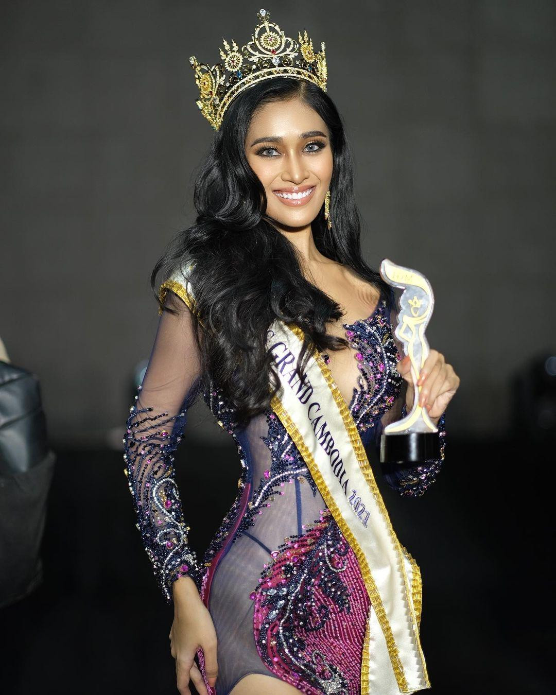 Tối 9/10, người đẹp Pokimtheng Sothida đã vượt qua 25 thí sinh trong đêm chung kết để giành ngôi vị Miss Grand Cambodia 2021. Tối 9/10, người đẹp Pokimtheng Sothida đã vượt qua 25 thí sinh trong đêm chung kết để giành ngôi vị Miss Grand Cambodia 2021.