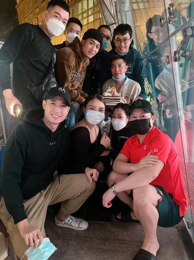 Dàn diễn viên vào bệnh viện chúc mừng sinh nhật NSND Công Lý. Dàn diễn viên vào bệnh viện chúc mừng sinh nhật NSND Công Lý.