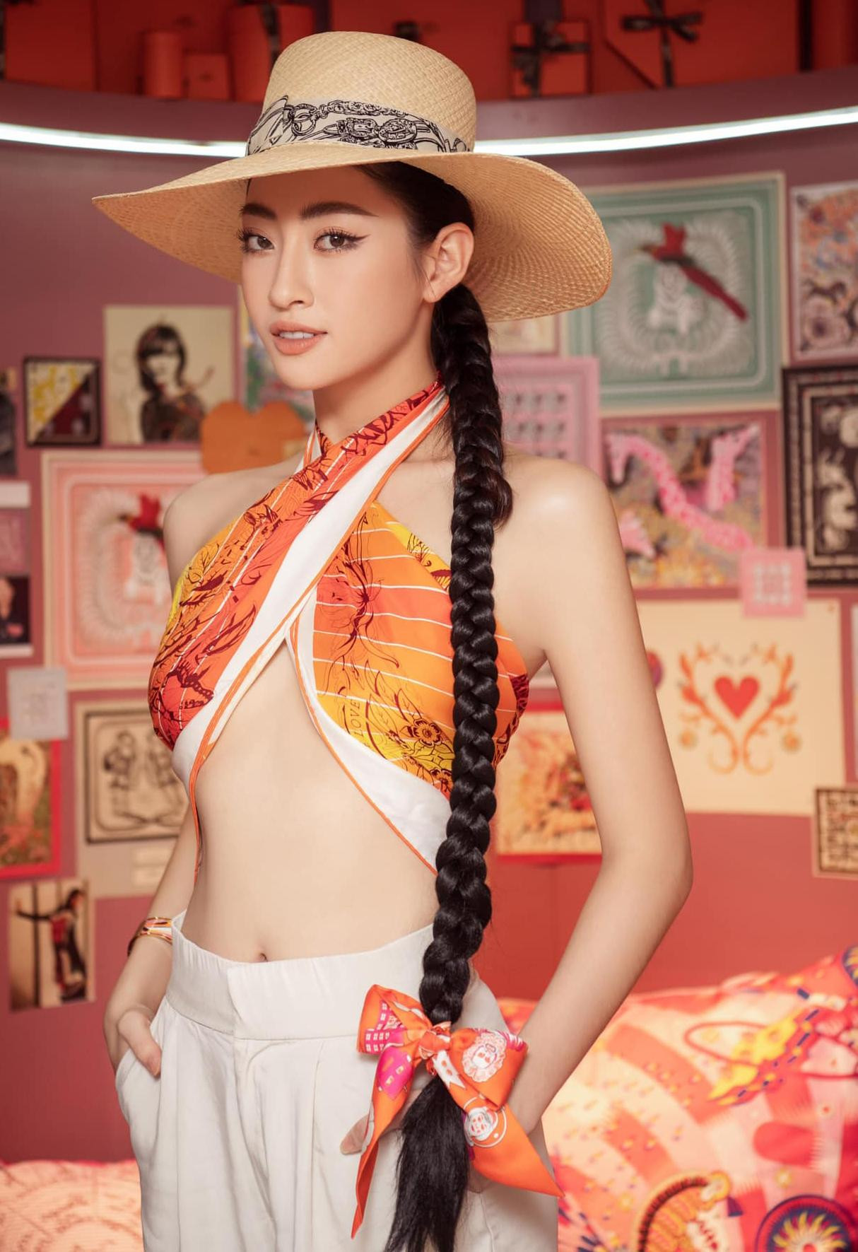 Hoa hậu Lương Thuỳ Linh quấn khăn làm áo, khoe trọn vòng eo quyến rũ và nóng bỏng.