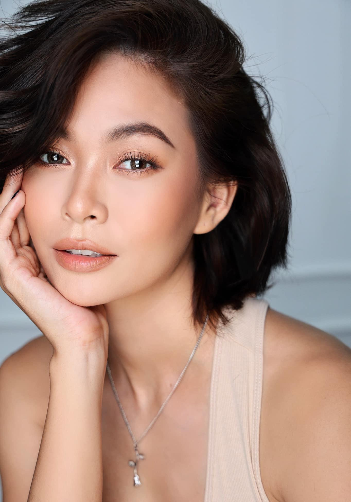 Á hậu Mâu Thủy khoe gương mặt đẹp xinh đẹp không tì vết với phong cách trang điểm tông nude.