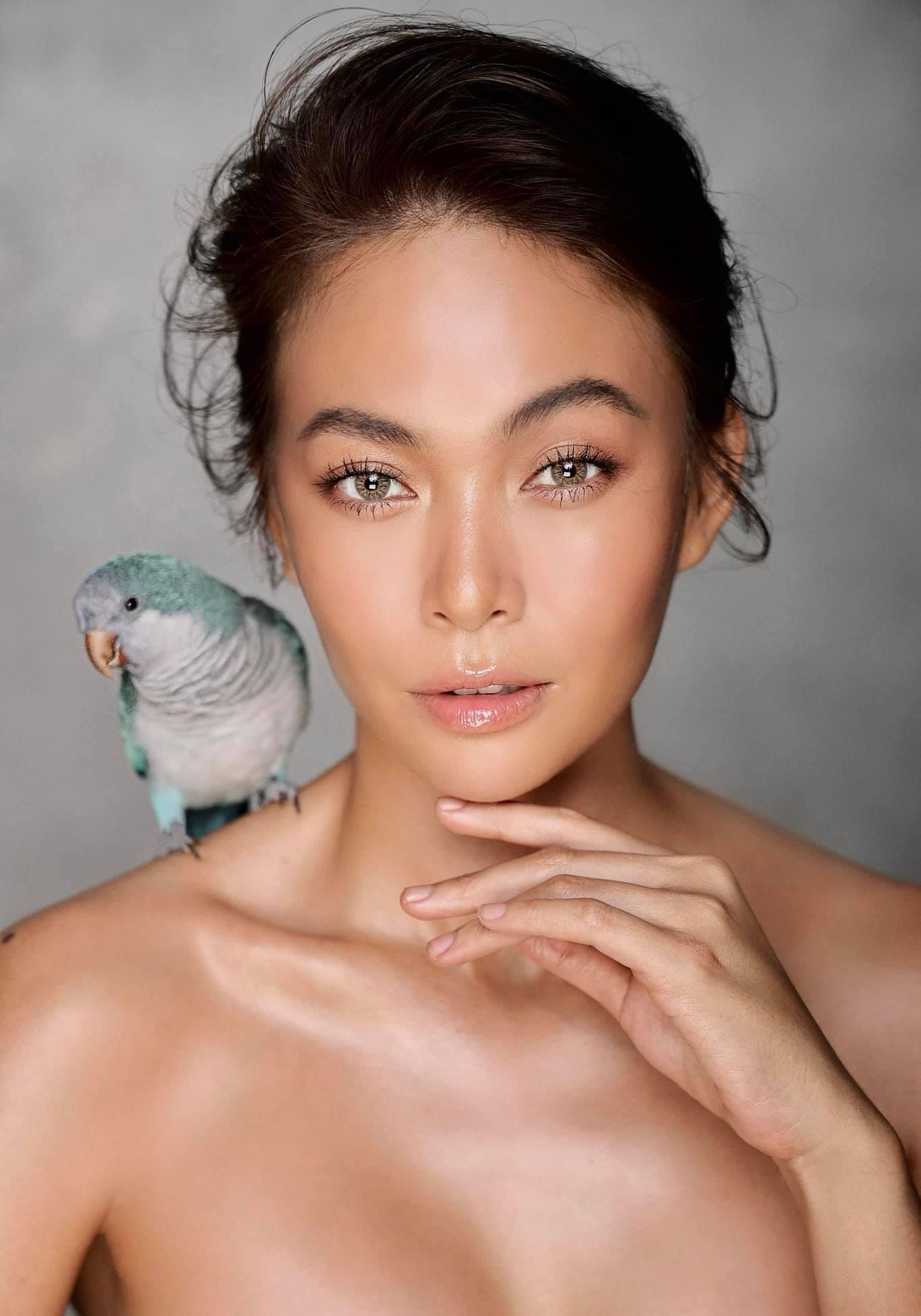 Người đẹp chinh phục fans với nhan sắc trong trẻo nhưng cực kỳ nóng bỏng, gợi cảm.