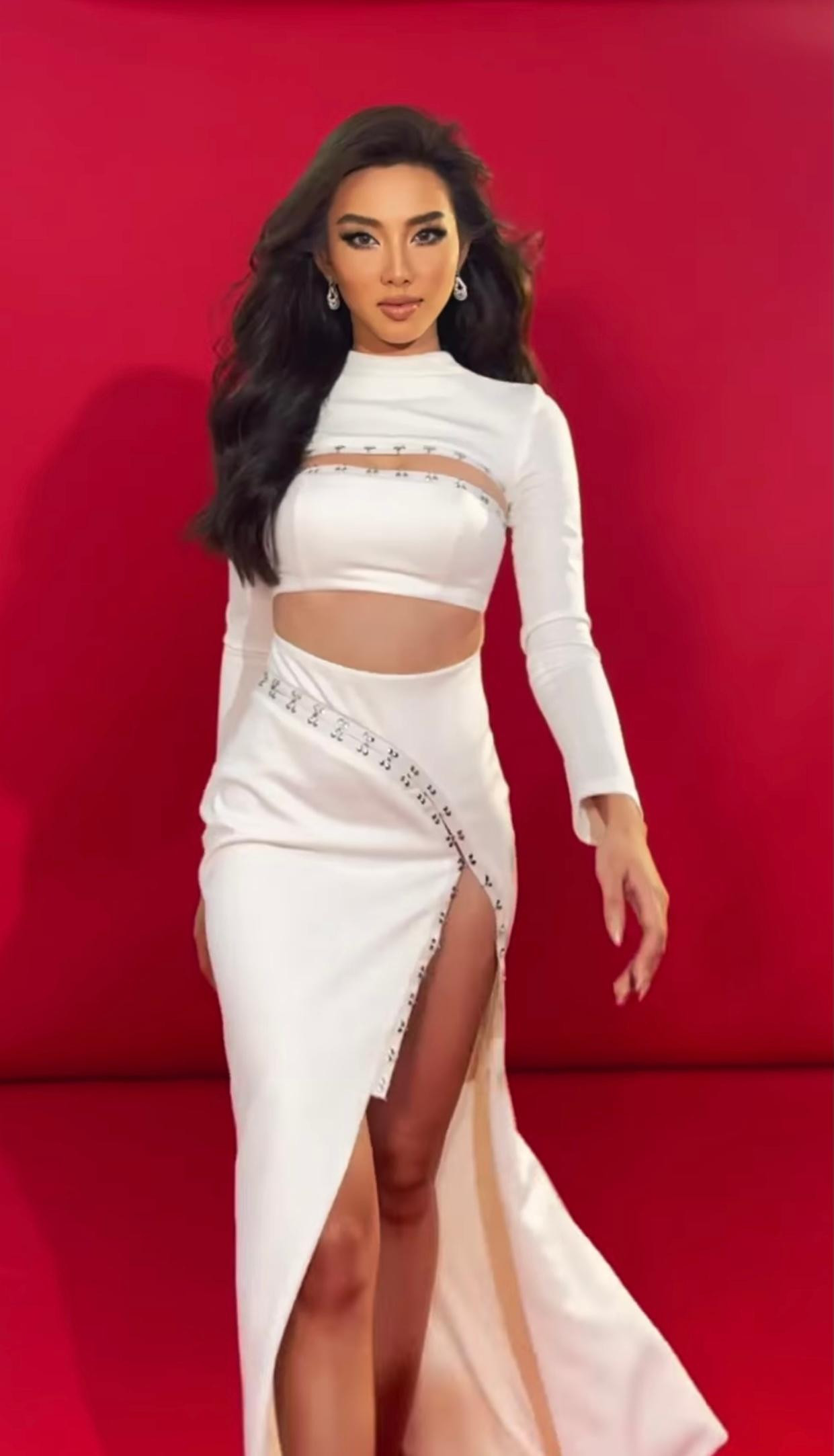 Thuỳ Tiên diện váy cắt xẻ táo bạo, khoe trình catwalk 'đỉnh cao'. Thuỳ Tiên diện váy cắt xẻ táo bạo, khoe trình catwalk 'đỉnh cao'.