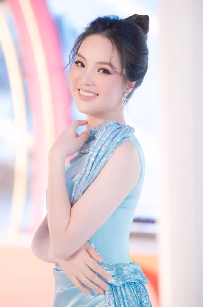 Thuỵ Vân được xem là một trong những biên tập viên xinh đẹp và nổi tiếng nhất VTV. Thuỵ Vân được xem là một trong những biên tập viên xinh đẹp và nổi tiếng nhất VTV.