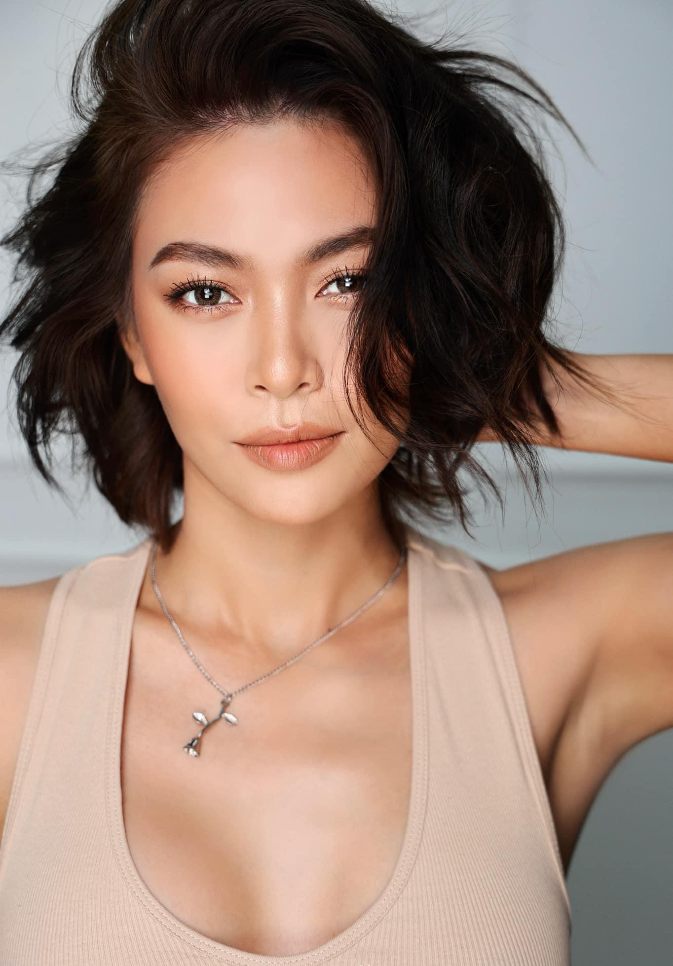 Người đẹp diện áo ba lỗ màu nude, khoe trọn vòng một nóng bỏng.