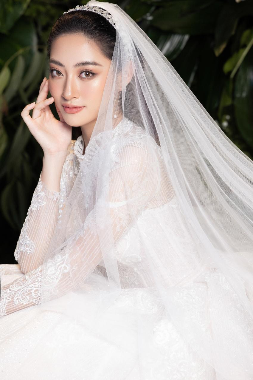 Nhan sắc ấn tượng và khả năng trình diễn hút hồn trên sàn diễn giúp Lương Thùy Linh được rất nhiều nhà thiết kế yêu mến, săn đón.