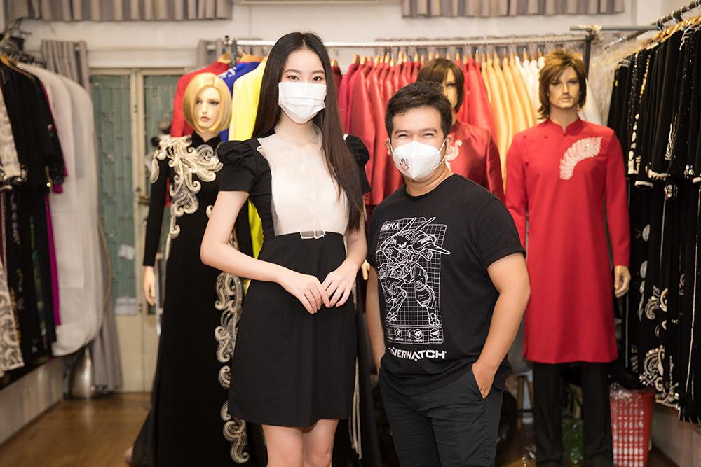 Trần Hoàng Ái Nhi và nhà thiết kế Minh Châu.