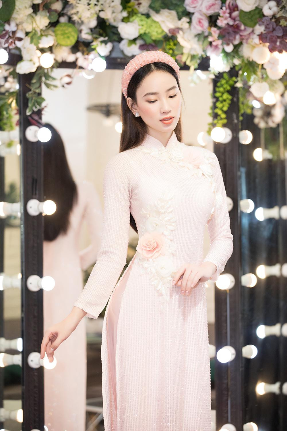 Ái Nhi quyết định lựa chọn áo dài cho phần thi trang phục dân tộc tại Hoa hậu Liên lục địa 2021.