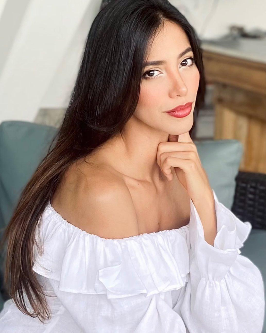 María đã tốt nghiệp trường Central University of Venezuela. Ngoài ra, cô còn là một trợ lý bác sĩ thú y.