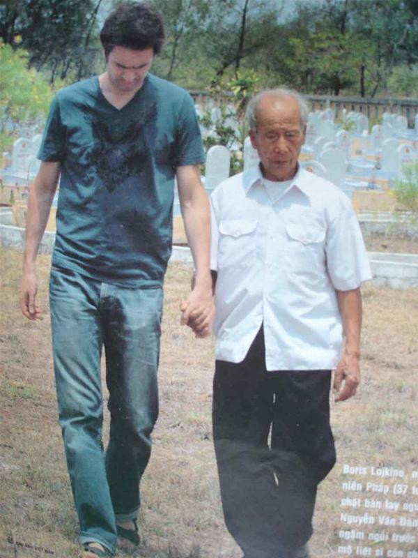 Ông Đàm và Boris Lojkine-đạo diễn bộ phim tài liệu nổi tiếng Những linh hồn phiêu bạt (ảnh chụp lại do ông Đàm cung cấp)