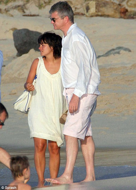 Lily và bồ già Jay Jopling tình tứ trên biển Caribbean Lily và bồ già Jay Jopling tình tứ trên biển Caribbean