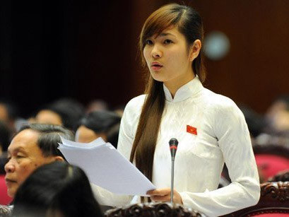 Nữ đại biểu Vũ Thị Hương Sen không chỉ gây ấn tượng bởi nhan sắc mà còn bằng những câu hỏi khá sắc sảo trong các phiên thảo luận