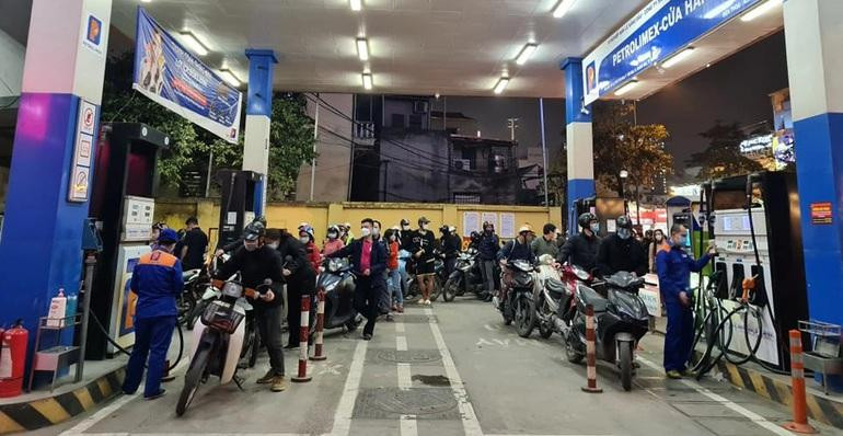 Người dân xếp hàng đổ xăng trước ngày tăng giá (Ảnh: Trần Kháng). Người dân xếp hàng đổ xăng trước ngày tăng giá (Ảnh: Trần Kháng).