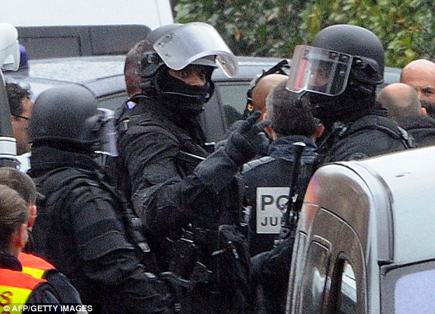 Lực lượng cảnh sát Pháp tiếp tục bao vây tòa nhà