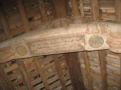 Chữ Nho trên câu đầu nhà ông Nguyễn Bá Tạo Ảnh: K.N