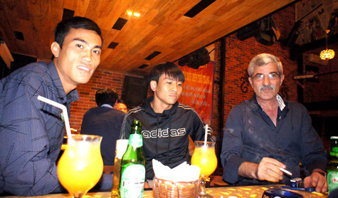 Trung vệ Phước Tứ, Minh Đức và HLV Calisto.